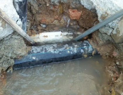石拐测漏水之水管漏水